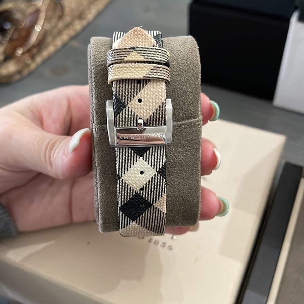 Burberry watch - Picture 4 of 8